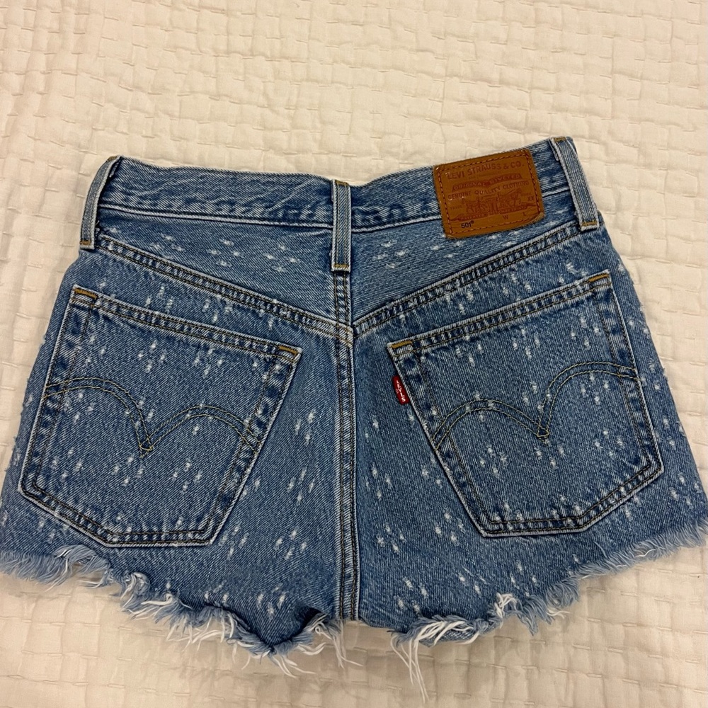 Levi’s High Rise Shorts - Picture 3 of 3